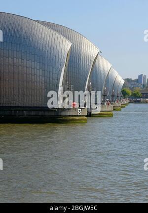 Vue sur la barrière de la Tamise depuis Silvertown en direction de New Charlton sur la rive sud de la rivière. Londres, Royaume-Uni Banque D'Images