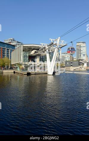 Vue sur la station de téléphérique Emirates Air Line à Royal Docks, qui fait partie du portefeuille de transport de Londres pour la traversée de la Tamise. Banque D'Images