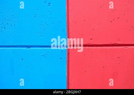 Rayures colorées dans des couleurs saturées de qualité : bleu et rouge, exemple de contraste de couleur. Banque D'Images