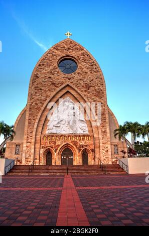 Ave Maria, Floride, États-Unis – 19 avril 2020 : Ave Maria Parish Church sur le campus de l'Ave Maria University au coucher du soleil à Ave Maria, Floride. Banque D'Images