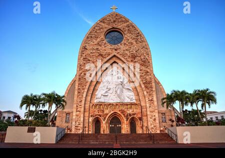 Ave Maria, Floride, États-Unis – 19 avril 2020 : Ave Maria Parish Church sur le campus de l'Ave Maria University au coucher du soleil à Ave Maria, Floride. Banque D'Images