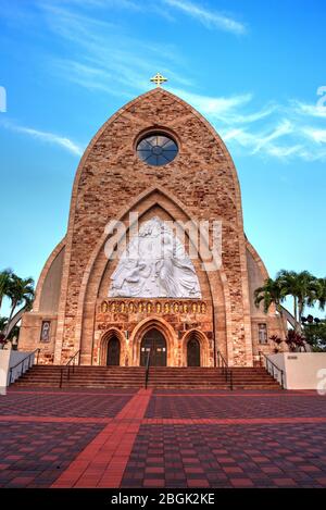 Ave Maria, Floride, États-Unis – 19 avril 2020 : Ave Maria Parish Church sur le campus de l'Ave Maria University au coucher du soleil à Ave Maria, Floride. Banque D'Images