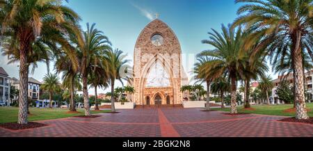 Ave Maria, Floride, États-Unis – 19 avril 2020 : Ave Maria Parish Church sur le campus de l'Ave Maria University au coucher du soleil à Ave Maria, Floride. Banque D'Images