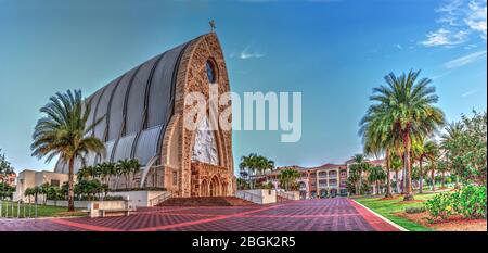 Ave Maria, Floride, États-Unis – 19 avril 2020 : Ave Maria Parish Church sur le campus de l'Ave Maria University au coucher du soleil à Ave Maria, Floride. Banque D'Images