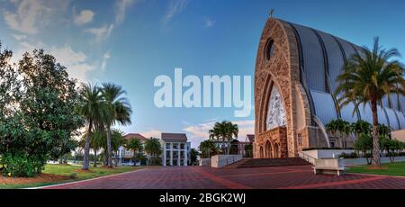 Ave Maria, Floride, États-Unis – 19 avril 2020 : Ave Maria Parish Church sur le campus de l'Ave Maria University au coucher du soleil à Ave Maria, Floride. Banque D'Images