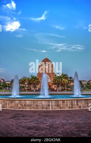 Ave Maria, Floride, États-Unis – 19 avril 2020 : fontaine en face de l'église paroissiale Ave Maria sur le campus de l'université Ave Maria au coucher du soleil dans l'avenue M Banque D'Images