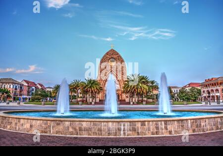 Ave Maria, Floride, États-Unis – 19 avril 2020 : fontaine en face de l'église paroissiale Ave Maria sur le campus de l'université Ave Maria au coucher du soleil dans l'avenue M Banque D'Images