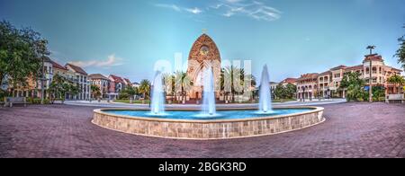 Ave Maria, Floride, États-Unis – 19 avril 2020 : fontaine en face de l'église paroissiale Ave Maria sur le campus de l'université Ave Maria au coucher du soleil dans l'avenue M Banque D'Images