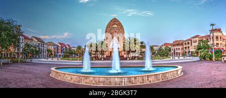 Ave Maria, Floride, États-Unis – 19 avril 2020 : fontaine en face de l'église paroissiale Ave Maria sur le campus de l'université Ave Maria au coucher du soleil dans l'avenue M Banque D'Images