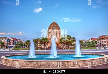 Ave Maria, Floride, États-Unis – 19 avril 2020 : fontaine en face de l'église paroissiale Ave Maria sur le campus de l'université Ave Maria au coucher du soleil dans l'avenue M Banque D'Images