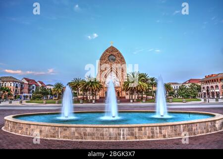 Ave Maria, Floride, États-Unis – 19 avril 2020 : fontaine en face de l'église paroissiale Ave Maria sur le campus de l'université Ave Maria au coucher du soleil dans l'avenue M Banque D'Images