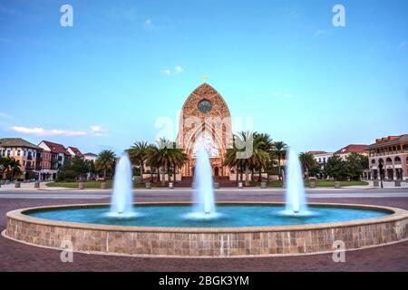 Ave Maria, Floride, États-Unis – 19 avril 2020 : fontaine en face de l'église paroissiale Ave Maria sur le campus de l'université Ave Maria au coucher du soleil dans l'avenue M Banque D'Images