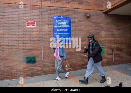 Brooklyn, New York, États-Unis. 19 avril 2020. Les gens de l'une des nouvelles tentes de test de New York à l'extérieur de Gotham Health dans l'est de New York au milieu de l'épidémie de coronavirus.le maire de New York, Bill de Blasio a annoncé de nouvelles installations de test dans les communautés à faible revenu où le coronavirus a frappé le plus durement. Crédit: Braulio Jatar/SOPA Images/ZUMA Wire/Alay Live News Banque D'Images