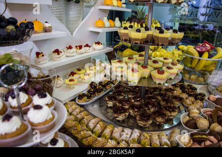 Bonbons et biscuits avec crème jaune au milieu de la barre de bonbons avec beaucoup d'autres fruits et biscuits Banque D'Images