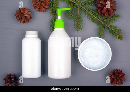 cosmétiques au goût conifères, branches et cônes d'arôme et de sapin. cosmétiques de beauté naturelle. Banque D'Images