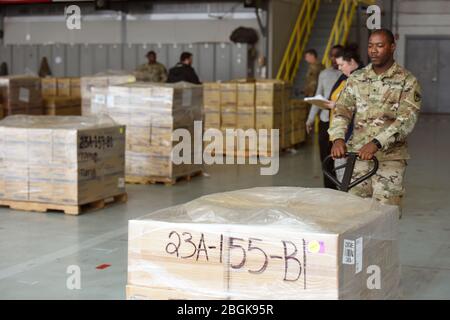 Soldats de la Garde nationale de l'armée américaine avec la Force opérationnelle interarmées 59, la Garde nationale de Caroline du Sud, aident le département de la santé et du contrôle environnemental de Caroline du Sud à décharger un envoi d'équipement médical de protection personnelle reçu du stock national stratégique le 31 mars, 2020 sera trié et distribué aux 46 comtés de l'État à l'appui des efforts de réponse de la COVID-19. La Garde nationale de Caroline du Sud reste prête à soutenir les comtés, les agences locales et d'État, et les premiers intervenants avec les ressources demandées aussi longtemps que nécessaire pour soutenir COVID-19 réponse effo Banque D'Images