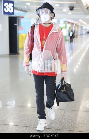 L'acteur chinois Wu lei ou Leo Wu arrive à un aéroport de Pékin avant son départ à Beijing, Chine, le 27 mars 2020. Banque D'Images