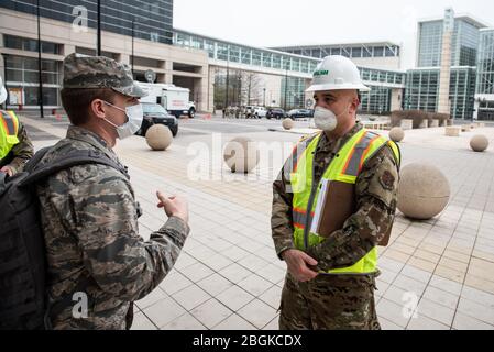 Deuxième lieutenant-colonel de la Force aérienne américaine Jon Kent et lieutenant-colonel Anthony Franciscovich, les officiers responsables des efforts de secours de la Garde nationale de l'Illinois à la place McCormick, au Centre de congrès de McCormick place, en réponse à la pandémie de COVID-19 à Chicago, Illinois, le 8 avril 2020. Environ 60 membres de la Garde nationale aérienne de l'Illinois ont été activés pour soutenir le corps d'ingénieurs de l'armée américaine et l'Agence fédérale de gestion des urgences (FEMA) afin de convertir temporairement une partie du Centre de convention McCormick place en une installation de soins de remplacement (ACF) pour les patients ayant une faible COVID-19 Banque D'Images