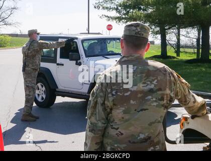 La 200 e compagnie de police militaire de la Garde nationale du Maryland collabore avec le Département de la santé du Maryland et le Département des transports du Maryland pour faciliter une opération de test de conduite en douceur de COVID-19 au poste du Programme d'inspection des émissions des véhicules (VEIP) à Glen Burnie, dans le Maryland, le 30 mars 2020. (ÉTATS-UNIS Photo de l'armée par Sgt. 1ère classe Michael Davis Jr.) Banque D'Images