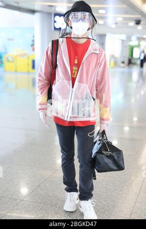 L'acteur chinois Wu lei ou Leo Wu arrive à un aéroport de Pékin avant son départ à Beijing, Chine, le 27 mars 2020. Banque D'Images