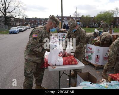 Les aumôniers de la Garde nationale de l'armée du Maryland ont organisé une équipe d'intervention COVID-19 pour aider la ville de Refuge Baltimore, une organisation à but non lucratif, à distribuer de la nourriture aux membres de la communauté de Baltimore le 26 mars 2020. Banque D'Images