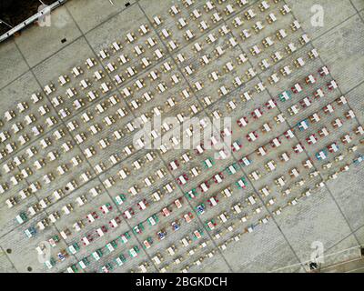 Une vue aérienne de plus de 300 tables et 1200 chaises sont déplacées à l'extérieur de la porte et mis sur une zone d'ouverture à l'Université de technologie de Hunan, Zhengzhou ci Banque D'Images