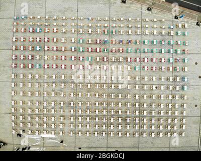 Une vue aérienne de plus de 300 tables et 1200 chaises sont déplacées à l'extérieur de la porte et mis sur une zone d'ouverture à l'Université de technologie de Hunan, Zhengzhou ci Banque D'Images