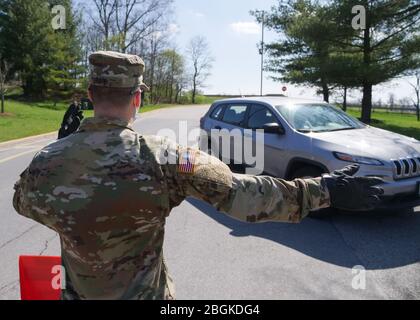 La 200 e compagnie de police militaire de la Garde nationale du Maryland collabore avec le Département de la santé du Maryland et le Département des transports du Maryland pour faciliter une opération de test de conduite en douceur de COVID-19 au poste du Programme d'inspection des émissions des véhicules (VEIP) à Glen Burnie, dans le Maryland, le 30 mars 2020. (ÉTATS-UNIS Photo de l'armée par Sgt. 1ère classe Michael Davis Jr.) Banque D'Images