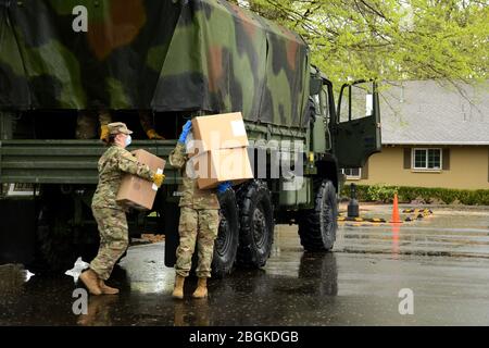 Sgt de la Garde nationale de l'Oregon. Krystle Marchell et le privé de 1ère classe Amaya Mullen fournissent des équipements de protection individuelle (EPI) et des installations de vie assistée dans la région de Portland, Oregon dans le cadre de la réponse COVID-19, le 18 avril 2020. Ces expéditions d'urgence seront livrées par la Garde nationale de l'Oregon aux établissements de vie assistée dans tout l'État qui connaissent de graves pénuries. (Photo de la Garde nationale par John Hughel, Oregon Ministère militaire Affaires publiques) Banque D'Images