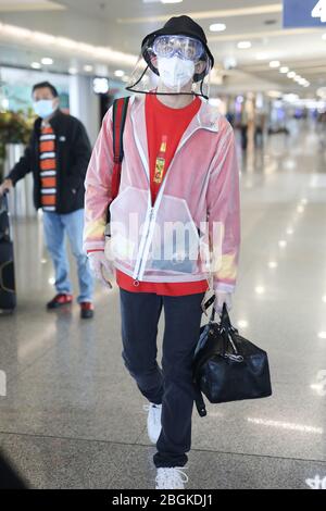 L'acteur chinois Wu lei ou Leo Wu arrive à un aéroport de Pékin avant son départ à Beijing, Chine, le 27 mars 2020. Banque D'Images