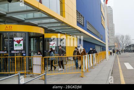 La vue extérieure d'un magasin IKEA, qui reprend l'ouverture après 38 jours de vacances et où les clients se trouvent à distance pour entrer à l'intérieur, Beijing, Chine, Banque D'Images