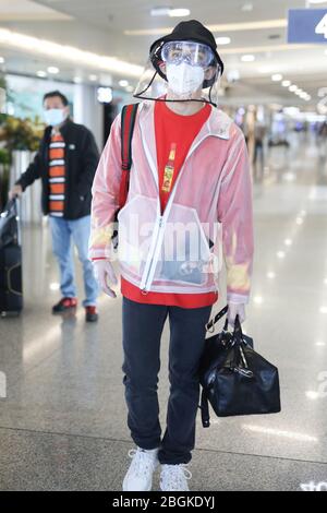 L'acteur chinois Wu lei ou Leo Wu arrive à un aéroport de Pékin avant son départ à Beijing, Chine, le 27 mars 2020. Banque D'Images