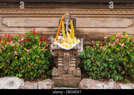 Offre au temple Ulun Danu Beratan, Bali, Indonésie Banque D'Images