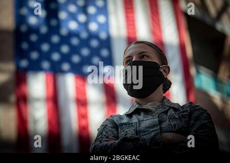 Sgt. Du personnel de la Force aérienne des États-Unis Kirsten Chervenak, avec la 177ème Escadre Fighter de la Garde nationale de l’Air du New Jersey, représente un portrait à une station médicale fédérale établie au Centre des congrès de la ville atlantique à Atlantic City, N.J., le 15 avril 2020. (ÉTATS-UNIS Photo de la Garde nationale aérienne par le Sgt principal. Hecht mat) Banque D'Images