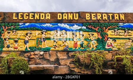 Fresque en bois représentant la légende du temple Ulun Danu Beratan, Bali, Indonésie Banque D'Images