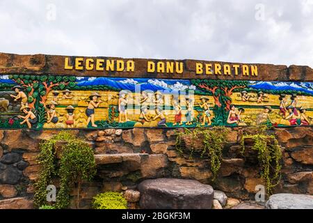 Fresque en bois représentant la légende du temple Ulun Danu Beratan, Bali, Indonésie Banque D'Images