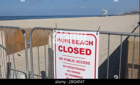 Les panneaux et les clôtures limitent l'accès à toutes les plages publiques en raison des précautions de Covid-19. Banque D'Images