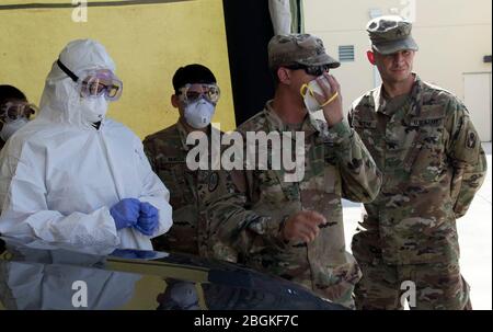 Les membres de la Garde nationale de Floride (FLNG) ont des voies de tests pratiques en préparation à la réponse au virus COVID-19, le 18 mars 2020. Le FLANG mobilise jusqu'à 500 citoyens-soldats et hommes d'aviation à l'appui de la réponse du département de la santé de Floride dans le comté de Broward. (ÉTATS-UNIS Photo de l'armée par Sgt. Leia Tascarini) Banque D'Images