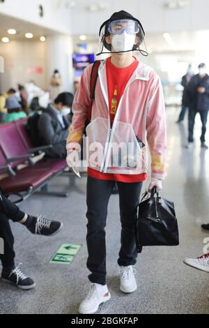 L'acteur chinois Wu lei ou Leo Wu arrive à un aéroport de Pékin avant son départ à Beijing, Chine, le 27 mars 2020. Banque D'Images