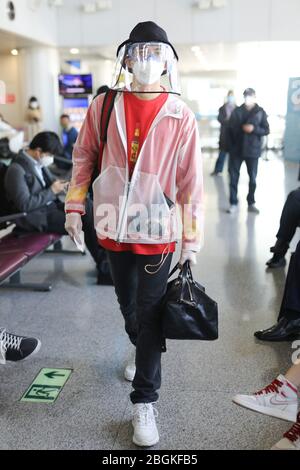 L'acteur chinois Wu lei ou Leo Wu arrive à un aéroport de Pékin avant son départ à Beijing, Chine, le 27 mars 2020. Banque D'Images