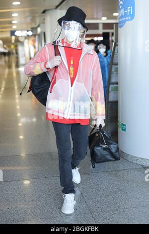 L'acteur chinois Wu lei ou Leo Wu arrive à un aéroport de Pékin avant son départ à Beijing, Chine, le 27 mars 2020. Banque D'Images