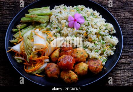 Plaque de vue supérieure de riz frit mélangé avec tarte au tofu, légumes pour la nutrition repas végétarien, cuisine végétalienne vietnamienne si délicieuse prêt à manger Banque D'Images