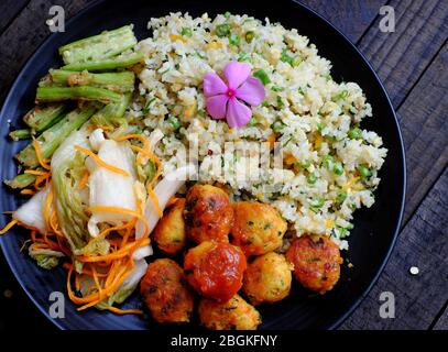 Plaque de vue supérieure de riz frit mélangé avec tarte au tofu, légumes pour la nutrition repas végétarien, cuisine végétalienne vietnamienne si délicieuse prêt à manger Banque D'Images
