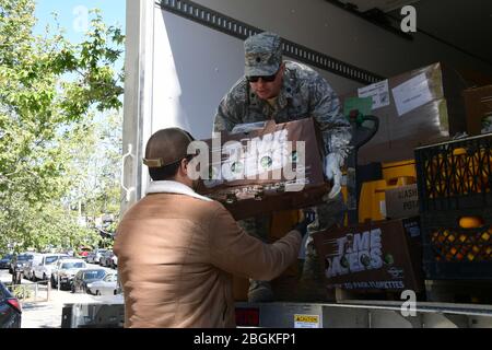 Le colonel Adam Goldstone de la 146ème Airlift Wing’s Medical Group (146 OMD), de la U.S. Air National Guard, a fait don de nourriture à l’arrière d’un camion de livraison de la banque alimentaire Santa Barbara au West Boy’s and Girls Club situé à Santa Barbara, en Californie. 27 mars 2020. Goldstone et California Air National Guardsmen, de la 146 MDG a aidé Foodbank Santa Barbara à livrer de la nourriture à de multiples centres de distribution dans toute la ville de Santa Barbara pour fournir de la nourriture aux familles et à ceux qui ont besoin d'aide pour la collecte de nourriture et de biens essentiels en raison de COVID-19. (ÉTATS-UNIS Photo de la Garde nationale aérienne par Airman M Banque D'Images