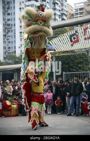 Le 25 février 2007 (le huitième jour du premier mois), les villageois du district de Qiangtang Liwan à Guangzhou ont réveillé le nouvel an chinois avec un tradi Banque D'Images