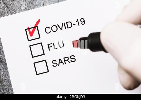 Le médecin confirme le diagnostic de Covid-19. Concept de maladie du coronavirus Banque D'Images