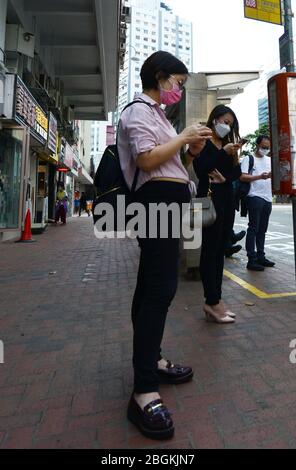 Hongkongers portant des masques chirurgicaux pendant la pandémie de Covid-19. Banque D'Images