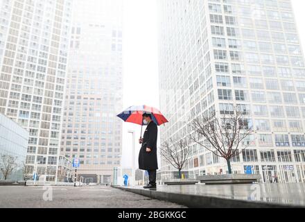 Un garde-sécurité est en service dans un brouillard épais dans le district central des affaires de Beijing, Beijing, Chine, 29 février 2020. *** Légende locale *** fakhaosh Banque D'Images
