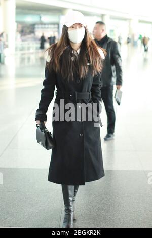 L'actrice chinoise Huo Siyan arrive à un aéroport de Pékin avant son départ à Beijing, Chine, le 10 mars 2020. Banque D'Images