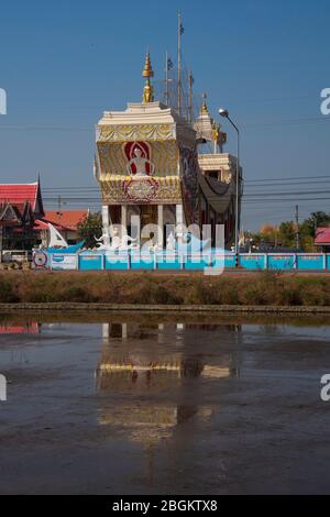 Le village de culture de sel colorfu de Pak Thale en Thaïlande avec des réflexions dans l'eau Banque D'Images